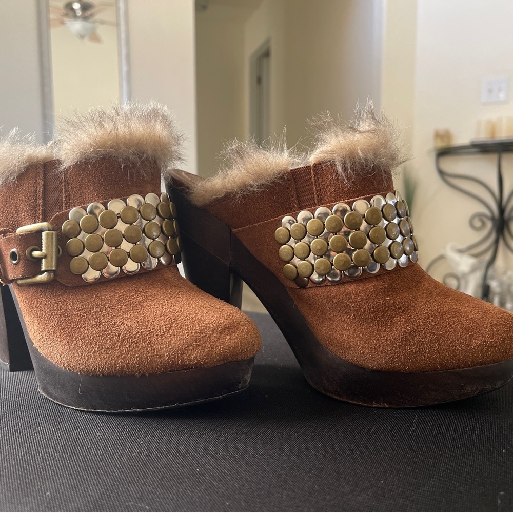 MICHAEL KORS Chestnut suede clogs with studs and faux fur trim